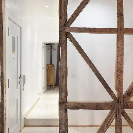 Apartment Architectural Gem In Bica Ii *